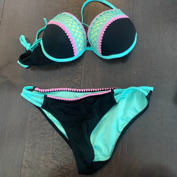 Bikini - Picture 1 of 1